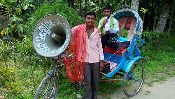 Abb. 1: Lautsprecher-Rikscha in Bangladesch: eine Möglichkeit die Bevölkerung zu Verhaltensänderungen zu animieren. (Foto: Eawag)