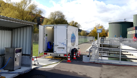The mobile mass spectrometer MS2field – deployed here at a wastewater treatment plant – permits automated measurement of contaminants at extremely low concentrations with high temporal resolution. (Photo: Eawag)