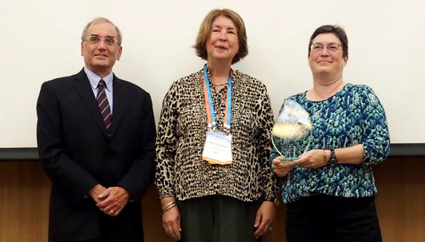 Eawag Director Janet Hering receives the Award from IUPAC President Mark Cesa and Vice President Natalja Tarasova (Photo: Leo Merz/SCNAT)