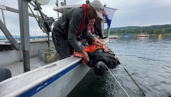 Sichere Rettung eines bewusstlosen Tauchers via Rettungsnetz. Sichere Rettung eines bewusstlosen Tauchers via Rettungsnetz.
