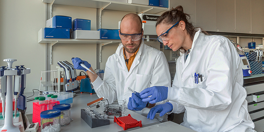 I ricercatori della Eawag Giulia Gionchetta e Robert Niederdorfer preparano dei campioni per analizzare la diffusione delle resistenze agli antibiotici nel microbioma dei fanghi di depurazione mediante sequenziamento in tempo reale (Foto: Christian Dinkel, Eawag).