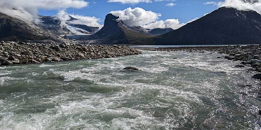 Ein trüber, von Gletschern beeinflusster Fluss, der in den Taermiut Fjord in Südgrönland fliesst © David Janssen Ein trüber, von Gletschern beeinflusster Fluss, der in den Taermiut Fjord in Südgrönland fliesst.