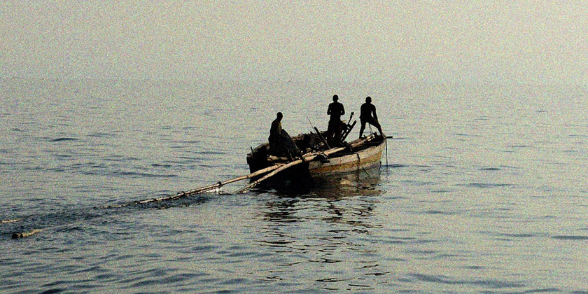 Fischer am Tanganjikasee fahren am Abend hinaus ins offene Wasser, um ihre Netze auszuwerfen (B. Ehrenfels)