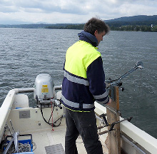 Wasserproben für Glyphosatmessungen im Greifensee, Foto: Sebastian Stötzer Wasserproben für Glyphosatmessungen im Greifensee, Foto: Sebastian Stötzer
