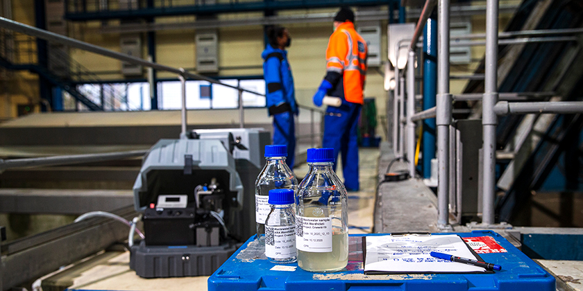 Sampling at WWTP Werdhölzli, Zurich (Photo: Eawag, Andri Bryner)