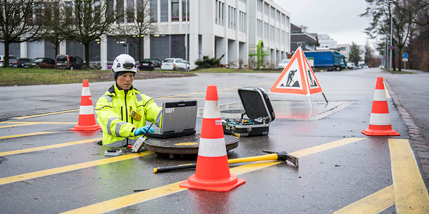 Frank Blumensaat überprüft eine Sonde bei der ARA Fehraltorf als Teil des Urbanhydrologische Observatorium der Eawag/ETH Zürich in Fehraltorf. (Foto: Thomas Egli)