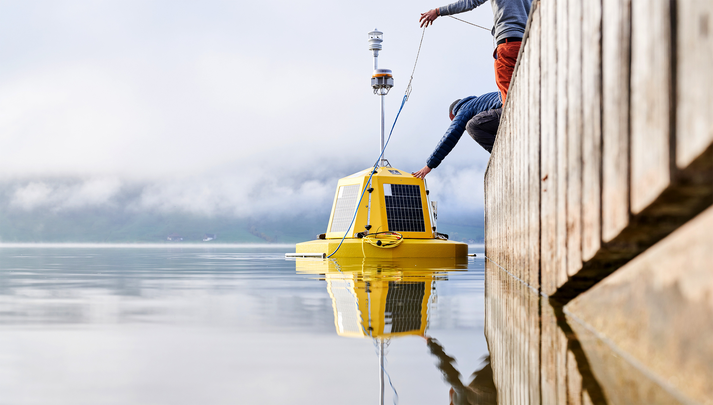 Eawag und BAFU erfassen seit Sommer 2022 mit automatischen Messbojen die Wassertemperatur einzelner Seen in der Schweiz, hier am Aegerisee im Kanton Zug. (Foto: Mathias Blattmann, Oberägeri, 11. November 2022, Zuger Zeitung)