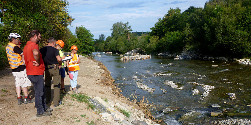 Discussion of a revitalisation project on the river Töss. (Photo: Andri Bryner)
