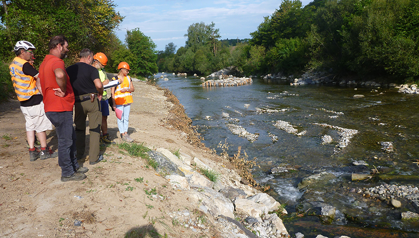 Discussion between several stakeholders during a revitalisation project on the Töss river (Photo: Eawag, Andri Bryner).