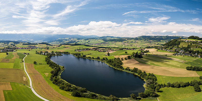 Aerial panorama image of Gerzensee lake in Bern Oberland, Switzerland (Foto: istock, yuelan)