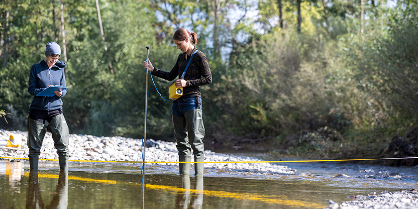Eawag-Forscherinnen Christine Weber und Nathalie Friese im Naturschutzgebiet Chly Schliere in Alpnachstad. (Foto: Alessandro Della Bella)