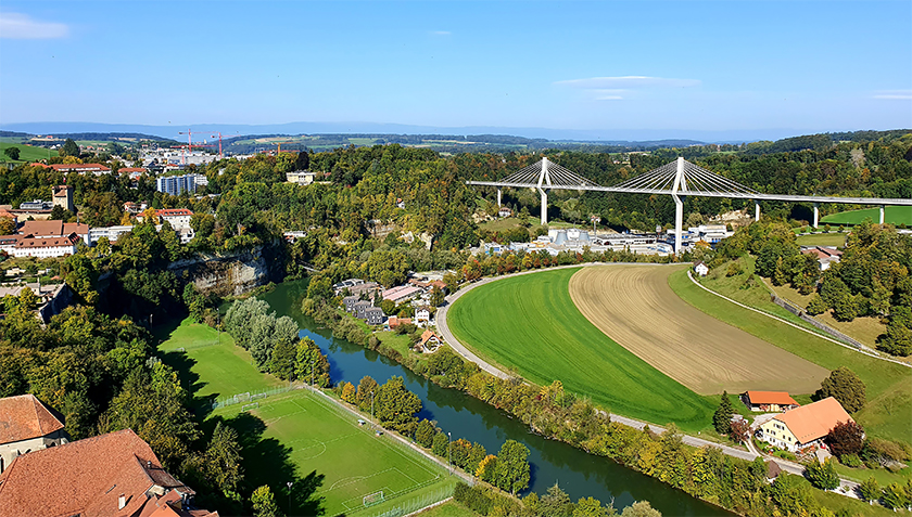 Intensive land use due to transport, settlement and agriculture leads to the fact that Swiss water bodies are sometimes highly polluted locally. The picture shows the Saane near Fribourg (Photo: iStock).