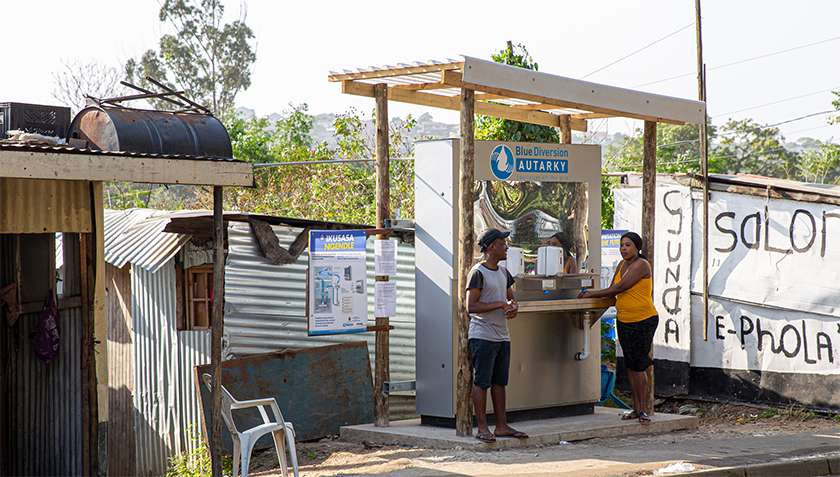 The Water Wall is also used as a standalone handwashing station without a toilet, as seen here on the side of a road in Durban, South Africa (Photo: Autarky, Eawag).