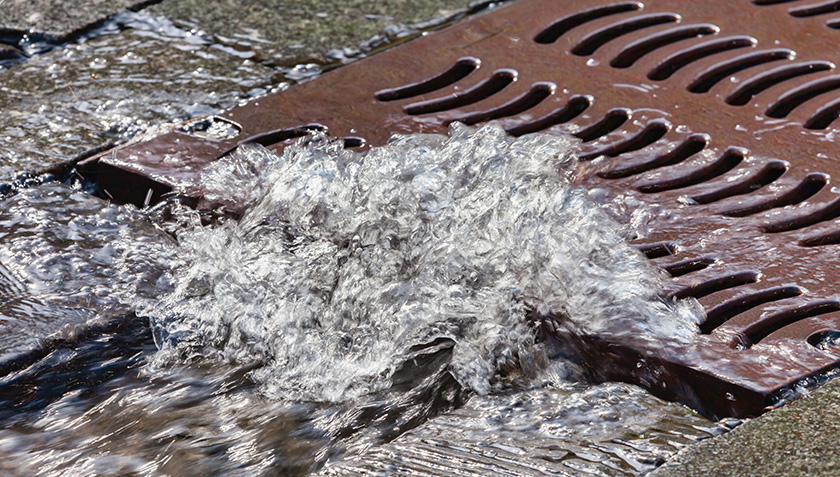 Si la capacité des stations d'épuration est dépassée en cas de pluies torrentielles, les eaux usées doivent être évacuées sans traitement dans le milieu aquatique. (Photo : iStock)