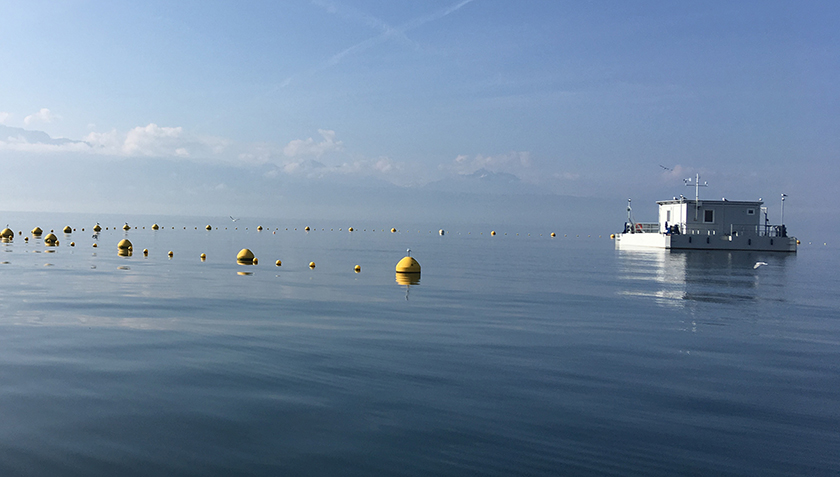 Au laboratoire flottant LéXPLORE, installé sur le lac Léman, les caractéristiques de l’eau sont mesurées en continu. (Photo: Cary Troy)