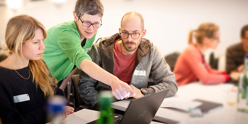 Eawag researcher Christoph Vorburger teaches as part of an internship. (Photo: Alessandro della Bella)