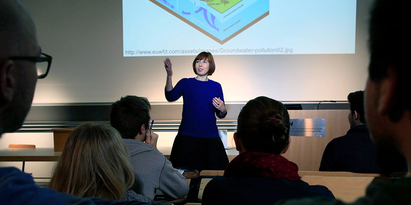 La chercheuse de l'Eawag Lenny Winkel lors d'une conférence à l'EPF de Zurich. (Photo : Aldo Todaro)