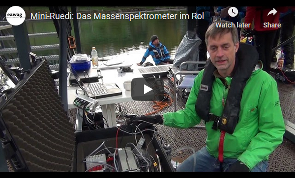 Matthias Brennwald presents the mass spectrometer Mini-Ruedi during a field trip on Rotsee (LU).