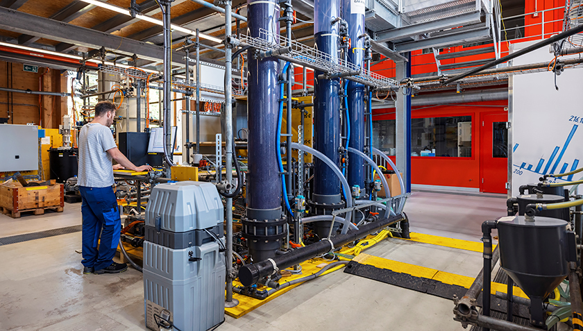 In its testing hall, Eawag is investigating how rain events affect the purification performance of filters with granulated activated carbon (Photo: Eawag, Alessandro Della Bella).