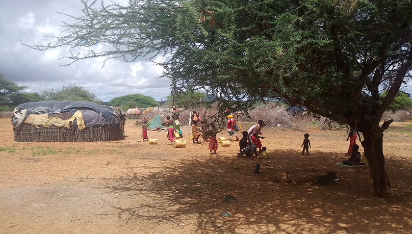 Gli abitanti del paese portano l’acqua nelle loro case nel nord del Kenya (Foto: Eawag, George Wainaina).