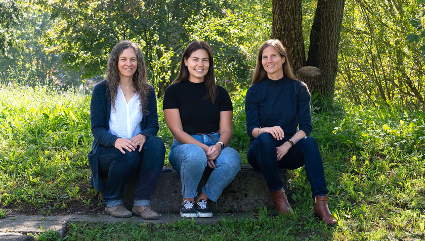 Studiato l'effetto delle tossine delle alghe blu-verdi sui pesci: Le responsabili del gruppo di ricerca Eawag Colette vom Berg (a sinistra) ed Elisabeth Janssen (a destra) e Mariana de Almeida Torres (al centro), borsista del programma di partenariato Eawag (Foto: Eawag, Peter Penicka).