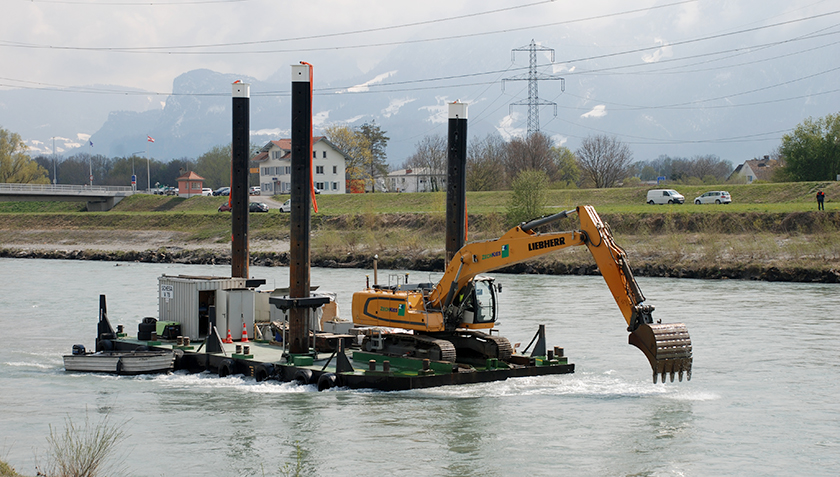 Ein Bagger reisst die Flusssohle im Alpenrhein auf, damit beobachtet werden kann, was sich dadurch im Grundwasser verändert. (Foto: Matthias Brennwald, Eawag)