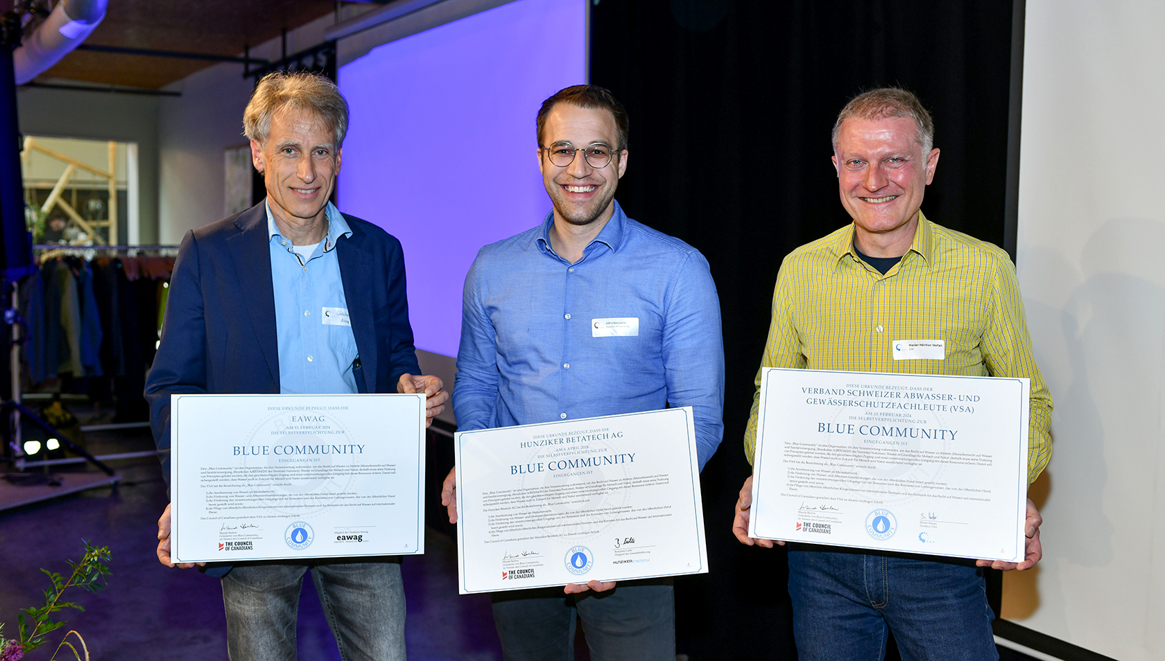 Christian Stamm (Mitglied der Eawag-Direktion), Benjamin Lüthi (Mitglied der Geschäftsführung der Hunziker Betatech AG HBT) und VSA-Direktor Stefan Hasler erhalten die Blue Community Urkunde (von links, Foto: VSA)