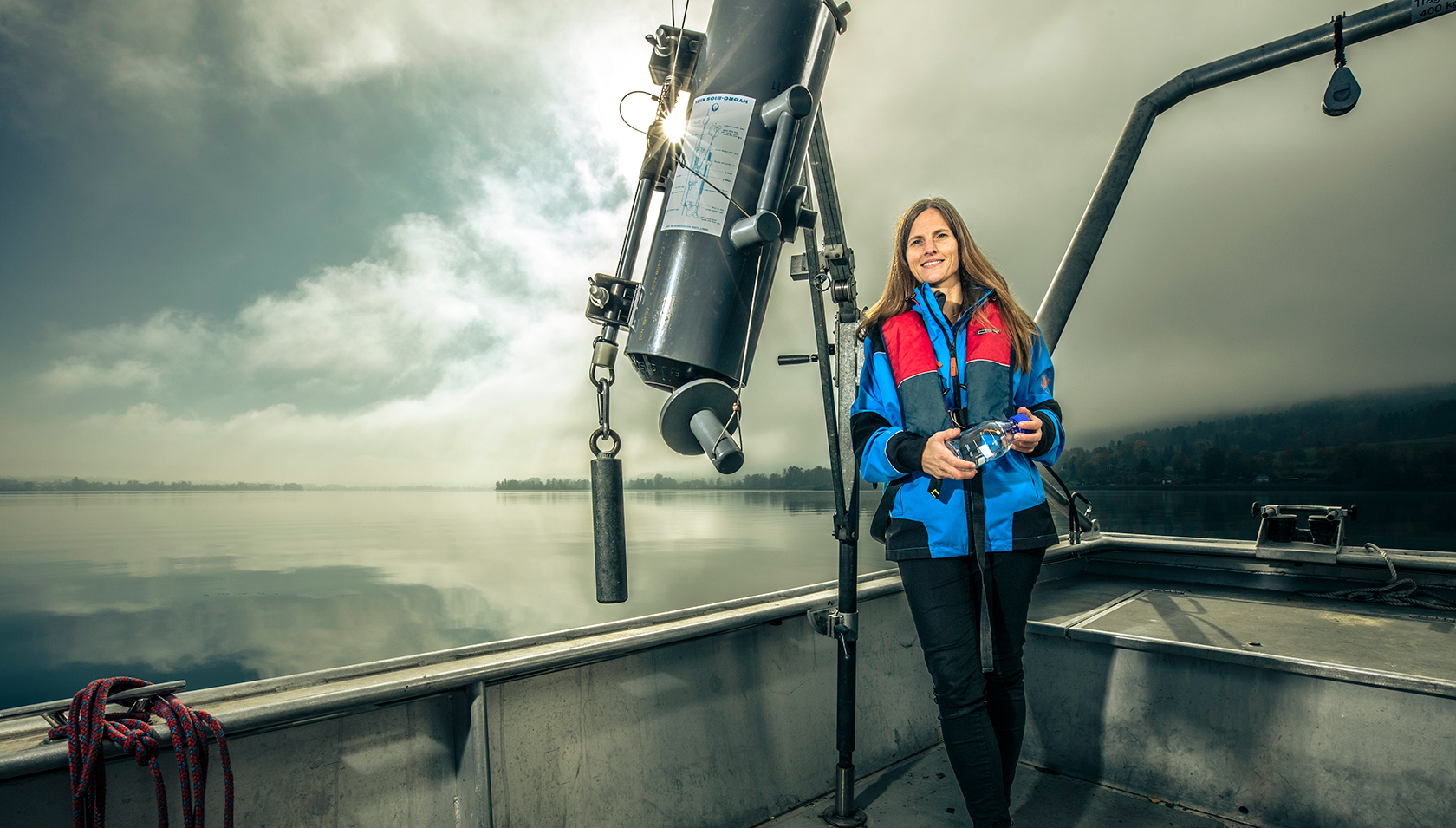 Forscherin Elisabeth Janssen bei der Probenahme auf dem Greifensee (Foto: ETH-Rat, Daniel Kellenberger).