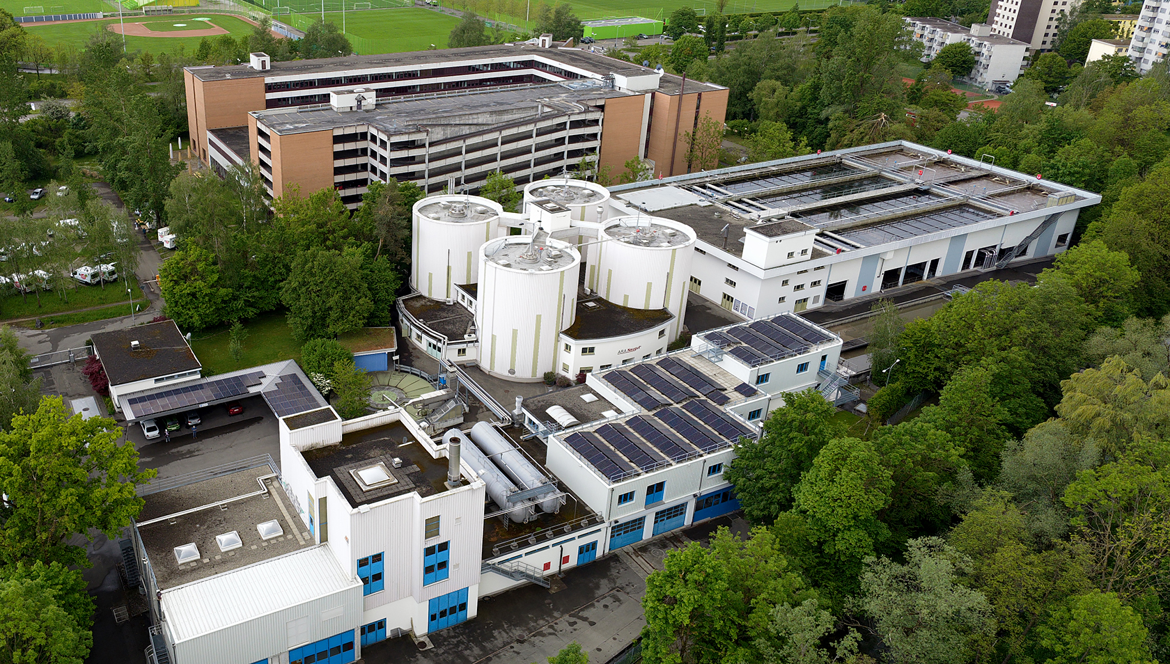 In der ARA Neugut braucht es dank Schlammverdichtung nun keine Zugabe von Flockungsmitteln mehr, mit denen man zuvor die Sedimentation des Schlamms erhöht hatte. (Foto: ARA Neugut)