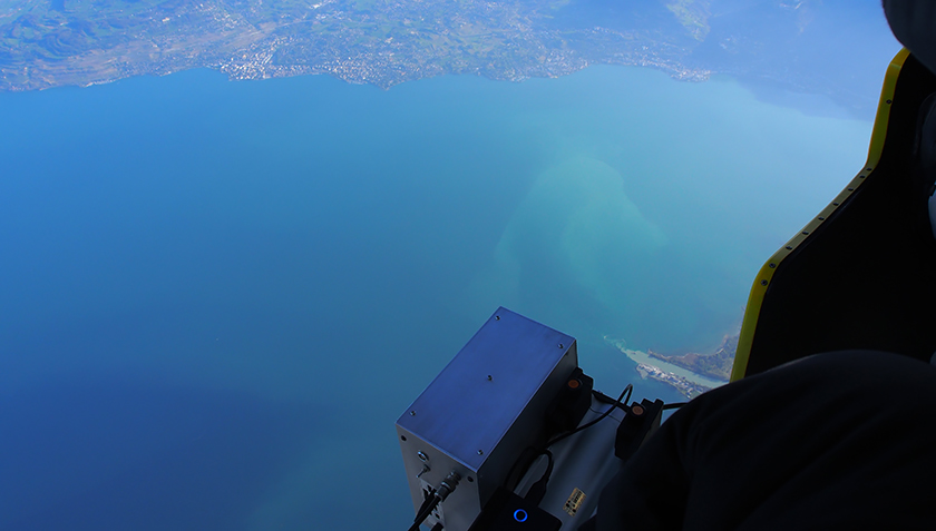 View of the mouth of the Rhône into Lake Geneva. Infrared and hyperspectral cameras on the aircraft measure water temperature and quality, among other things. (Photo: Damien  Bouffard, Eawag)