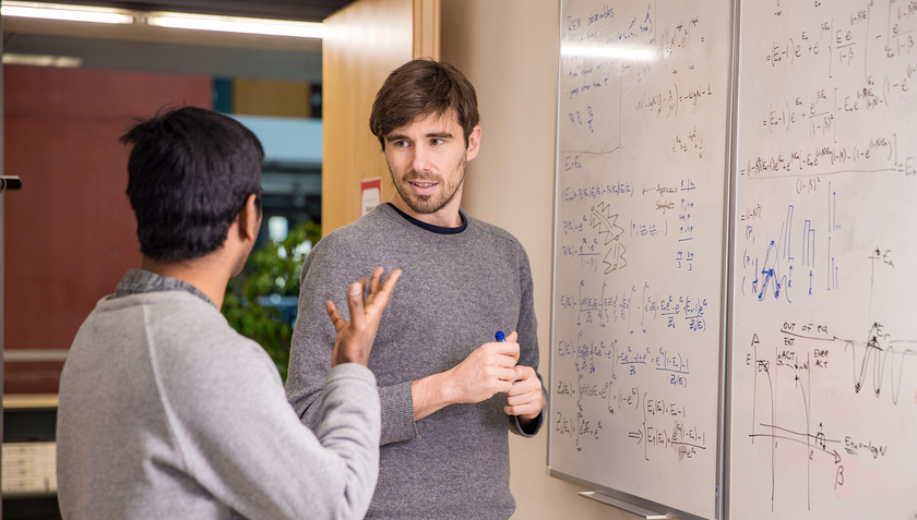 I ricercatori della Eawag Marco Baity Jesi e Sreenath Kythanahally sviluppano metodi di intelligenza artificiale per l’impiego nella ricerca sulle acque. (Foto: Esther Michel)