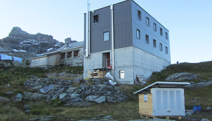 Energieeffiziente Verdunstung des überflüssigen Wassers im Test auf der Leglerhütte des SAC auf 2280 m ü.M. (Michel Riechmann, Eawag) 