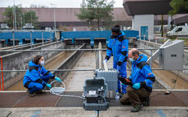 Prélèvement d’échantillons d’eau usée à la station d’épuration de Werdhölzli, à Zurich. (Photo: Esther Michel, Eawag)