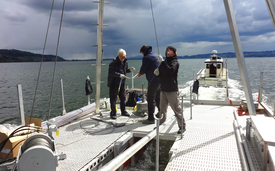 Le prélèvement de carottes de sédiments requiert beaucoup d’expérience : la photo montre l’équipe de forage de l’EPF Zurich sur le lac de Morat.  (Photo : Franziska Baumann)