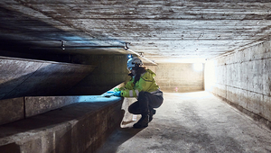 Environmental engineer Lena Mutzner installs a passive sampler in an overflow basin to find out how many micropollutants are entering the water. (Photo: Christian Grund / 13Photo)