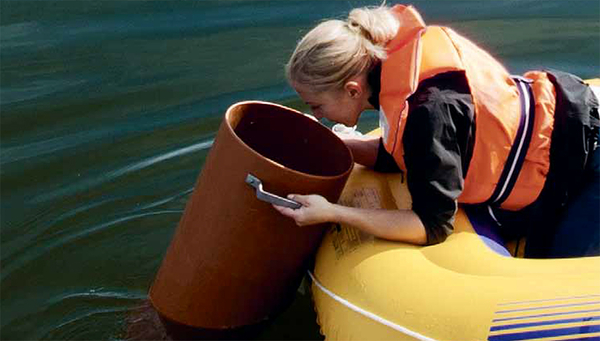 Scientist looking in the lake with an aquascope. Photo: Eawag, Aldo Todaro