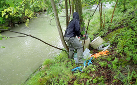 Einsatz eines automatischen Probenehmers im Abwassereinzugsgebiet bei Regenwasserereignissen. (Quelle: Eawag)