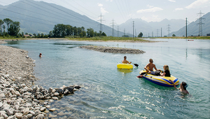 Fig. 1: The section of the Linth Canal at Benken (Canton of St Gallen) restored as part of the “Linth 2000” flood protection project is popular with swimmers. But how does nature benefit from river enhancement? (Photo: Markus Forte/Ex-Press/FOEN)