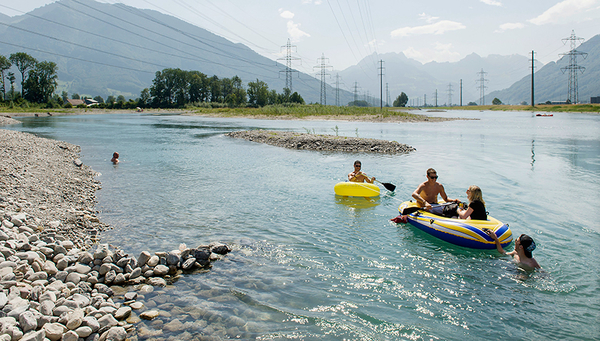 Fig. 1: The section of the Linth Canal at Benken (Canton of St Gallen) restored as part of the “Linth 2000” flood protection project is popular with swimmers. But how does nature benefit from river enhancement? (Photo: Markus Forte/Ex-Press/FOEN)