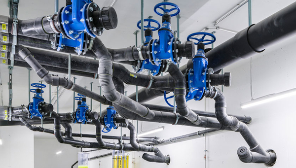 Die Eawag-Forschenden haben den Durchblick im Leitungswirrwar vom NEST: Im Water Hub entwickeln sie Technologien für die Aufbereitung getrennter Abwasserströme. (Foto: Roman Keller)