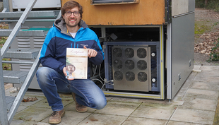 Michel Riechmann neben dem Nutrient Harverster der Autarky-Toilette, der mit dem Energy-Globe-Award Südafrika ausgezeichnet wurde (Foto: Claudia Carle, Eawag)