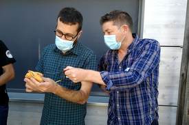 Ein Kursteilnehmer und ein Referent untersuchen gemeinsam einen Flusskrebs. (Foto: Christoph Vorburger)