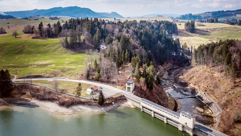 L’utilizzo dell’energia idrica – qui nella foto la diga e deviazione della Sihl – è uno dei numerosi fattori di stress per i corpi idrici e le specie ivi viventi (Foto: Eawag, Alessandro Della Bella).