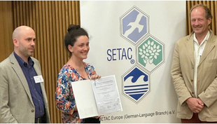 Sarah Könemann erhält den SETAC GLB Preis für die beste Dissertation (Foto: Colette vom Berg)