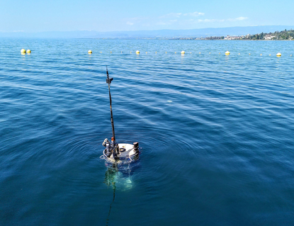 La sonde avec les capteurs pour des mesures automatiques en profondeur de la station de recherche («profileur automatique multiparamètre »). (Source: Minaudo et al. 2021, Wüest et al. 2021)