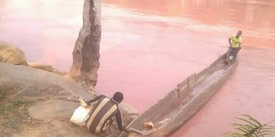 Début août 2021, la pollution atteint le fleuve Kasaï en République démocratique du Congo et donne à l’eau une couleur rouge orangé. (Photo: Stany Frank)