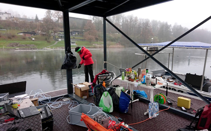 The measurements on Lake Rotsee were carried out continuously during day and night, for 48 hours in November. The researchers worked in shifts. (Photo: right: Guillaume Cunillera)