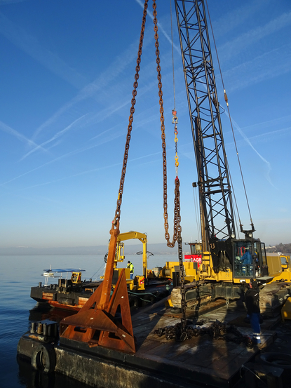 Arbeiten während der Installation der Plattform auf dem Genfersee  (Bilder: Natacha Pasche, 18. Februar 2019 und 19. Februar 2019)