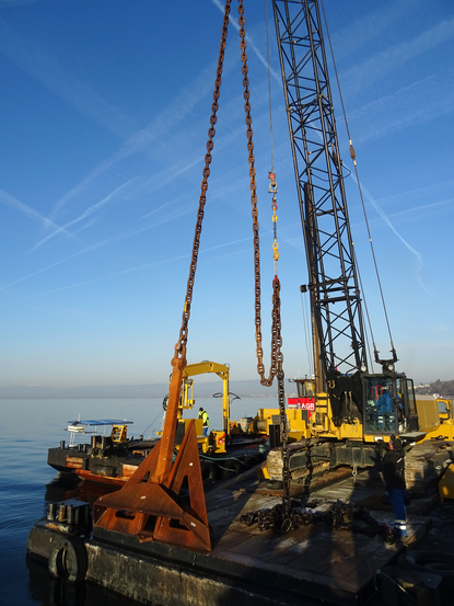 Travaux lors de l'installation de la plateforme sur le lac Léman  ( Images : Natacha Pasche, le 18 février 2019 et 19 février 2019)