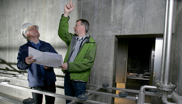 Max Schlachtler (à gauche), responsable de la STEP de Neugut, et Marc Böhler de l'Eawag effectuant les dernières vérifications sur le nouveau système d'ozonation avant sa mise en service.  (Photo : Aldo Todaro)